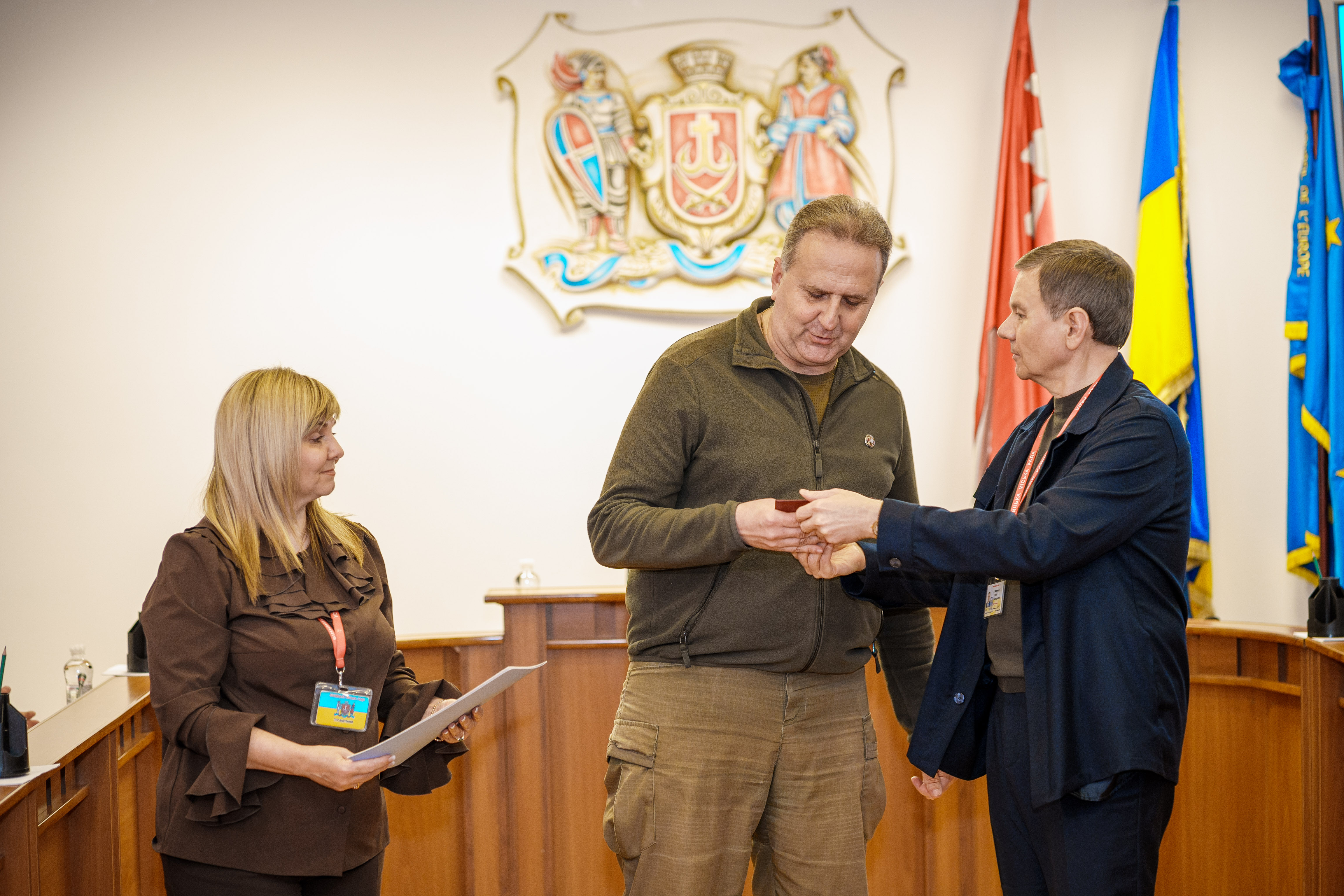 Вінницький міський голова Сергій Моргунов передав відзнаку Міністерства оборони України – медаль «За сприяння Збройним Силам України» лікарю Юрію Козаку